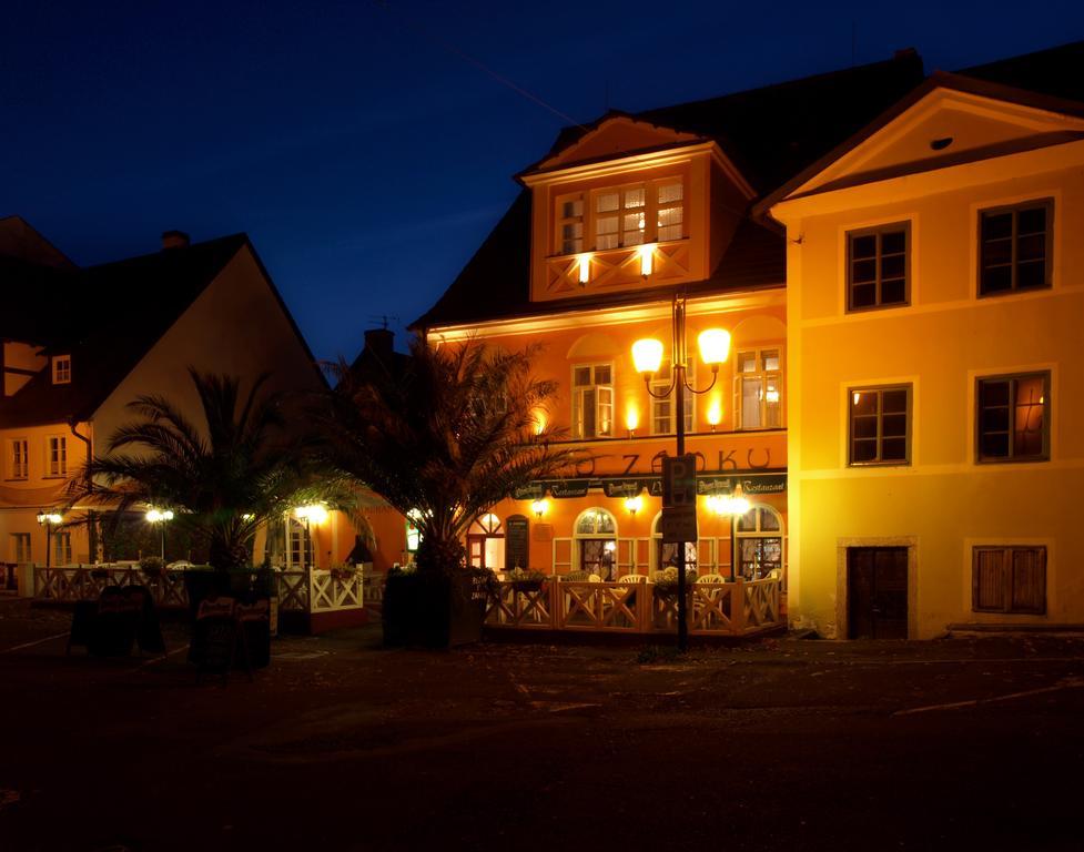 Penzion - Restaurant U Zamku Becov nad Teplou Exterior photo