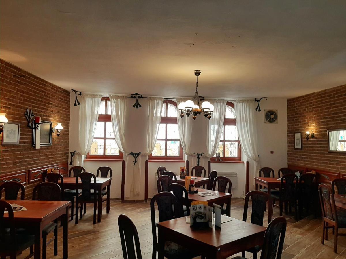 Penzion - Restaurant U Zamku Becov nad Teplou Exterior photo